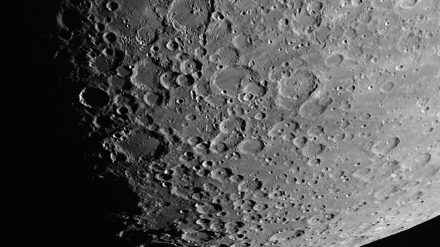 Ein kraterreiches Mondland