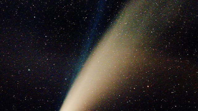 Prächtiger Komet Neowise mit Plasmaschweif
