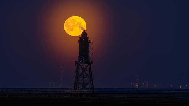 Vollmond-Untergang am 12. Mai 2025