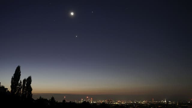 Venus, Jupiter, Mond und Merkur über Wien