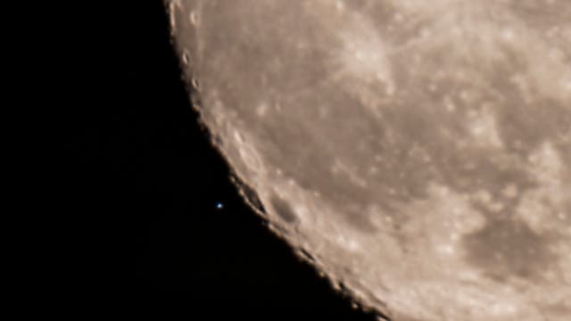 Mond bedeckt Fang (Pi Sco)