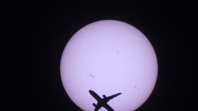 Sonne mit Flugzeug