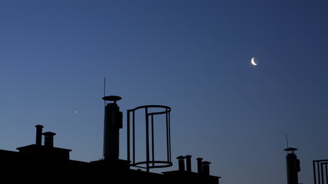 Mond mit Erdschein und Morgenstern Venus