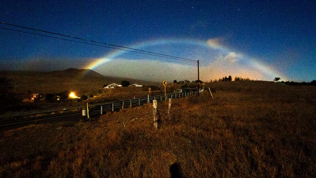 Regenbogen im Mondlicht auf Hawaii
