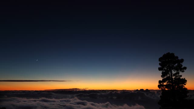 Mondsichel über dem Atlantik