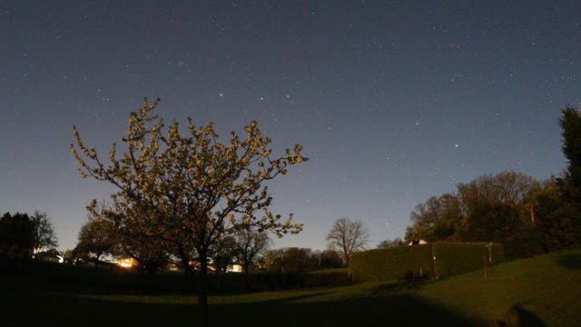 Ostermond  über Kischblüte und Little Palomar Observatory