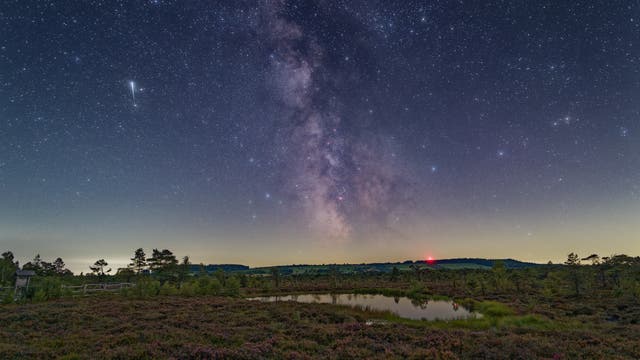 Meteor und Milchstraße über dem Moorauge