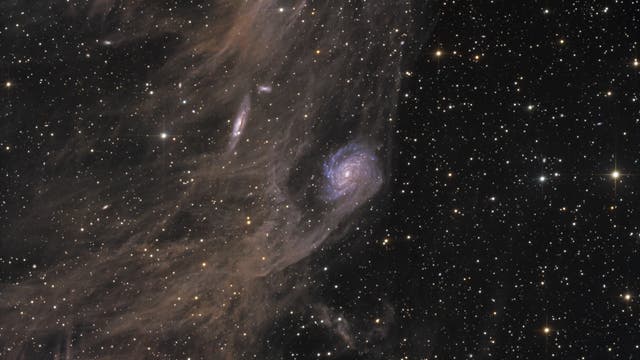 IC 4633 hinter Staub