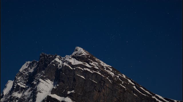 IC 4665 über den Alpen im Mondlicht