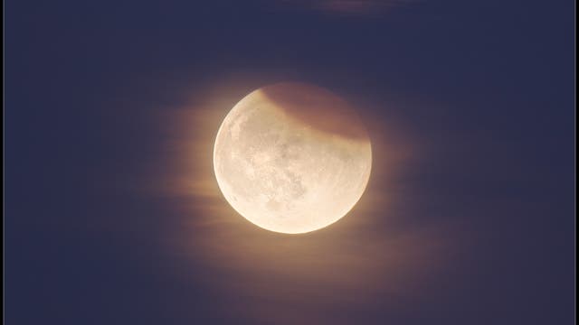 Mondfinsternis am Abendhimmel