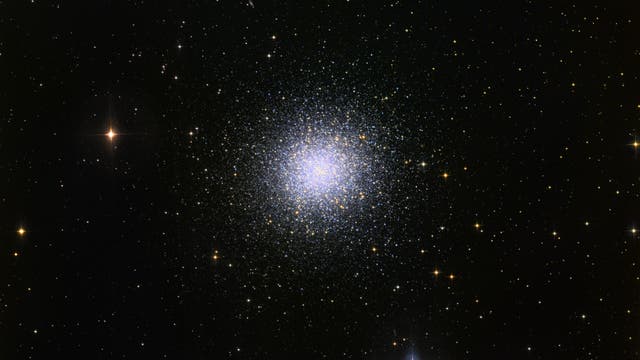 M 13 mit NGC 6207