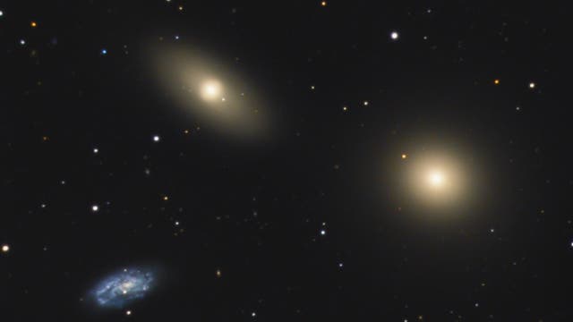 Messier 105, NGC 3371 und NGC 3373