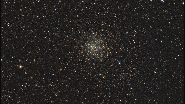 Messier 71 - Kugelsternhaufen im Pfeil