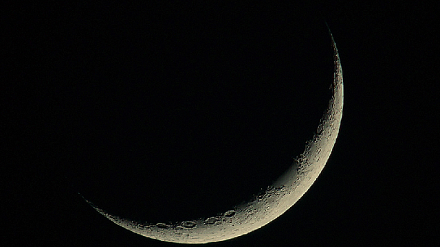 Mond mit 500-mm-Teleobjektiv am 2. April 2014