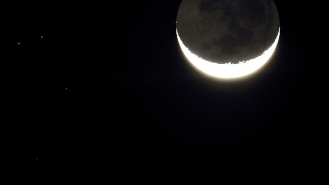 Mond mit sekundären Mondlicht und Aldebaran