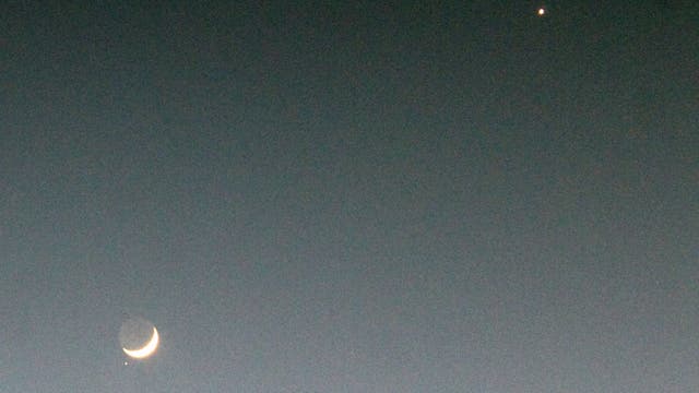 Mond, Venus und Aldebaran in der Abenddämmerung