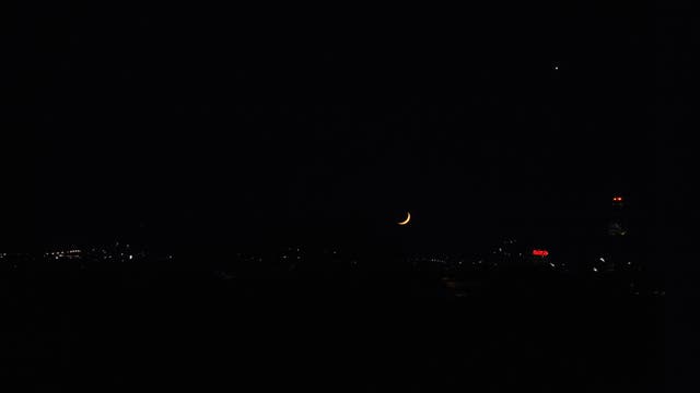 Mond und Venus über der Fernwärme in Wien 