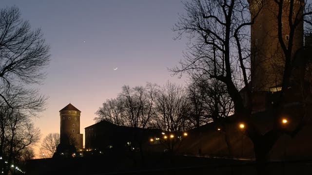 Mond und Venus über dem Wawel in Krakau