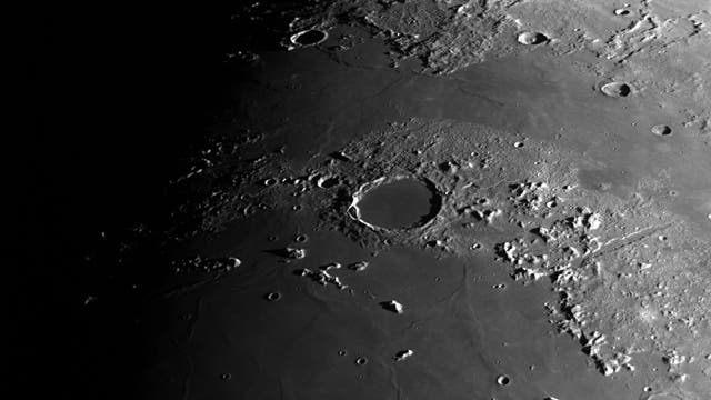 Krater Plato und Montes Alpes