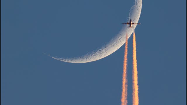 Junger Mond mit Flugzeugtransit