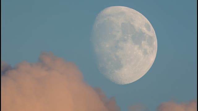 Zunehmender Mond am Abendhimmel