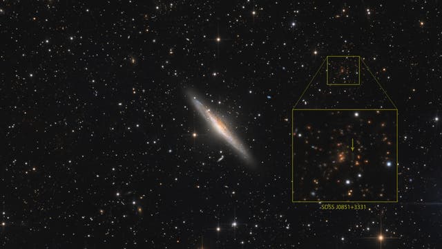NGC 2683 mit Gravitationslinse SDSS J0851+3331