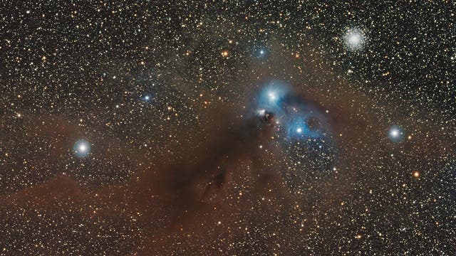 Galaktische Staubwolke in Corona Australis mit Reflexionsnebeln