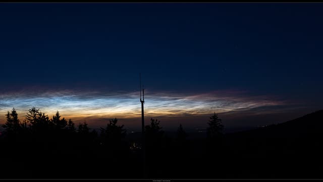 Leuchtende Nachtwolken über dem Taunus