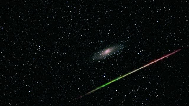 Perseiden-Sternschnuppe trifft Andromeda