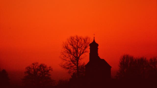 Purpurlicht über der Volkertshauser Kapelle