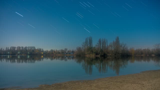 Sternspuren über dem Binsfeldsee bei Vollmondlicht