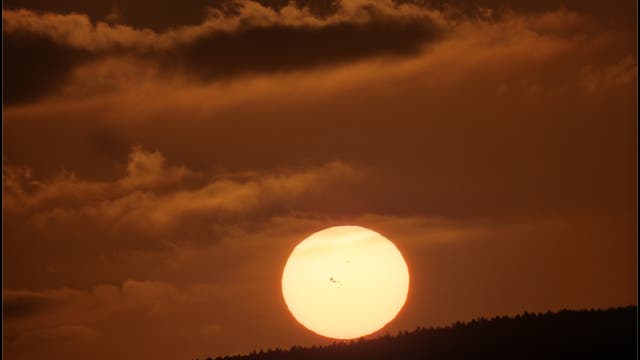 Die große Fleckengruppe NOAA 11967 bei Sonnenuntergang