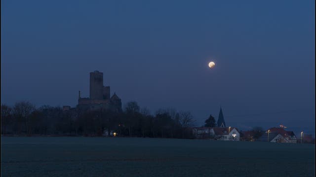 Mofi 2019 - Roter Mond über Burg Münzenberg - III