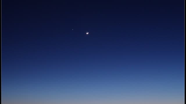 Venus, Jupiter und Mond über der Frankfurter Skyline