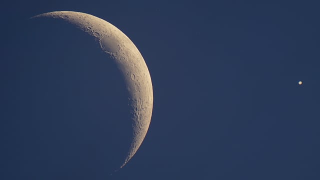 Mondsichel und Jupiter am Taghimmel - 31. Oktober 2019 (2) Mondsichel und Jupiter am Taghimmel - 31. Oktober 2019 (2)