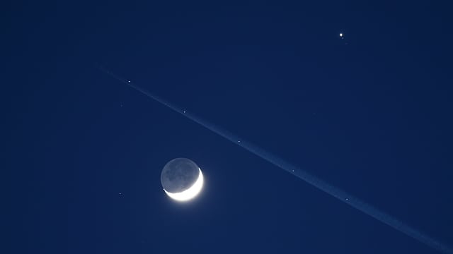 Flugzeug zwischen Mond und Jupiter Flugzeug zwischen Mond und Jupiter