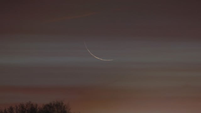 Superschmale Mondsichel am Morgenhimmel über Uelzen Superschmale Mondsichel am Morgenhimmel über Uelzen