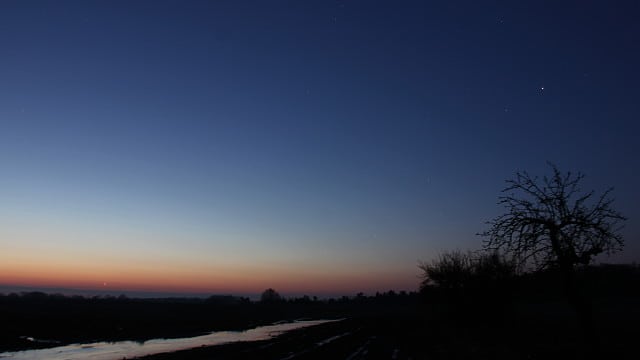 Jupiter, Mars und Mondsichel am Morgenhimmel über Uelzen (1) Jupiter, Mars und Mondsichel am Morgenhimmel über Uelzen (1)