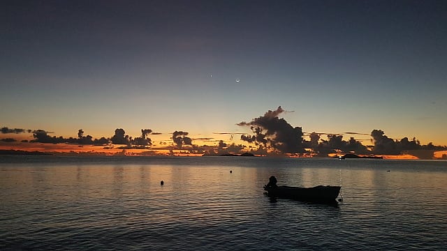 Sonnenuntergang auf den Seychellen mit Merkur, Venus und Mond Sonnenuntergang auf den Seychellen mit Merkur, Venus und Mond