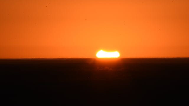 Verfinsterter Sonnenaufgang in der Wüste Verfinsterter Sonnenaufgang in der Wüste