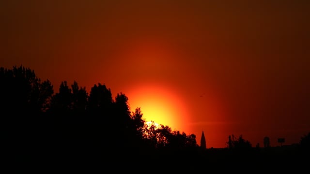besonderer Sonnenuntergang über Tempelhof Berlin besonderer Sonnenuntergang über Tempelhof Berlin