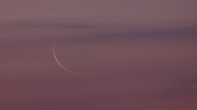 Schmale Mondsichel am Morgenhimmel über Uelzen Schmale Mondsichel am Morgenhimmel über Uelzen