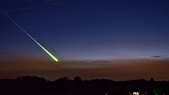 Feuerkugel aus dem Sternschnuppenstrom der Geminiden Feuerkugel aus dem Sternschnuppenstrom der Geminiden