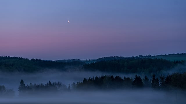 Schmale Mondsichel am Morgen Schmale Mondsichel am Morgen