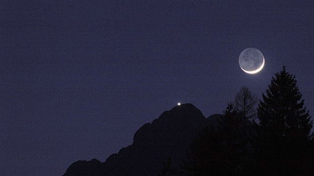 Venus mit Mondsichel am Gipfelkreuz der Wettersteinspitze Venus mit Mondsichel am Gipfelkreuz der Wettersteinspitze