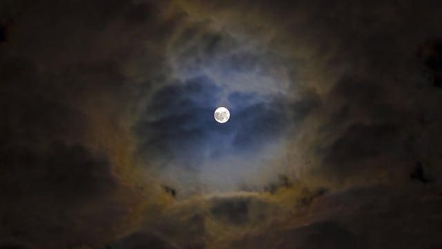 Tunnelblick zum Vollmond Tunnelblick zum Vollmond
