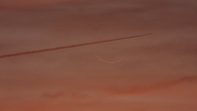 Flugzeug kreuzt liegende Mondsichel -1 Flugzeug kreuzt liegende Mondsichel -1