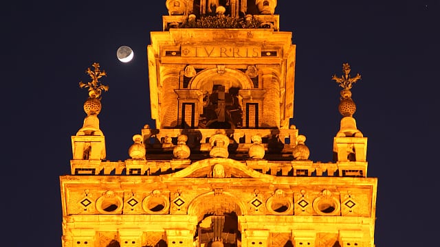 Giraldaturm in Sevilla mit Mond und Jupiter Giraldaturm in Sevilla mit Mond und Jupiter
