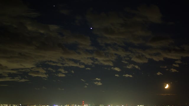 Mond und die Riesenplaneten Jupiter und Saturn am Abendhimmel Mond und die Riesenplaneten Jupiter und Saturn am Abendhimmel