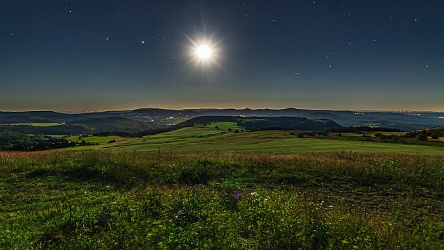 Strahlender Mond über der nächtlichen Rhön Strahlender Mond über der nächtlichen Rhön